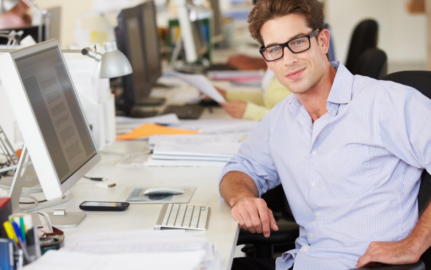 Aula workshop con sviluppatori che lavorano su progetti API pratici