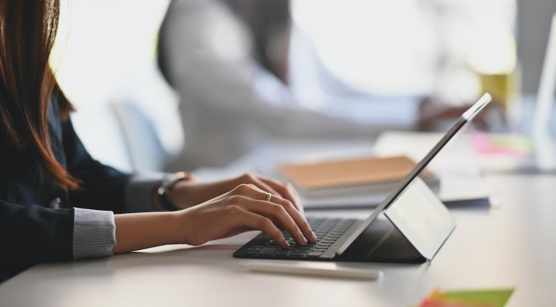 Sviluppatore che testa API con Postman su ambiente di sviluppo